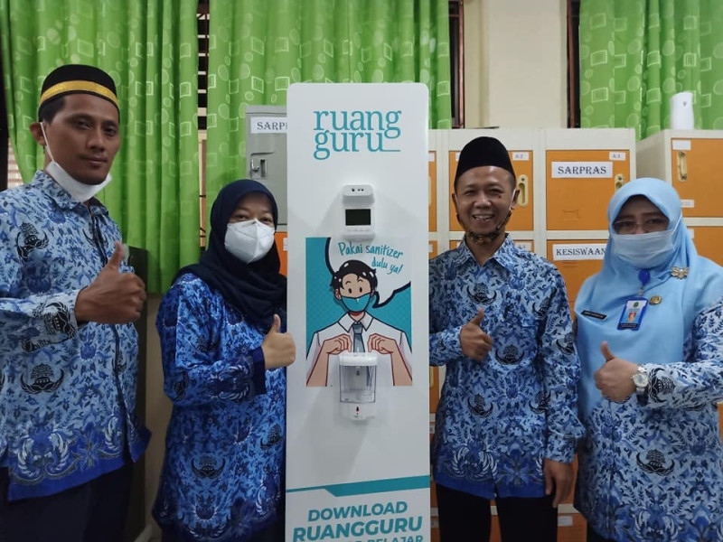 Penerimaan bantuan 1 unit stand hand sanitizer